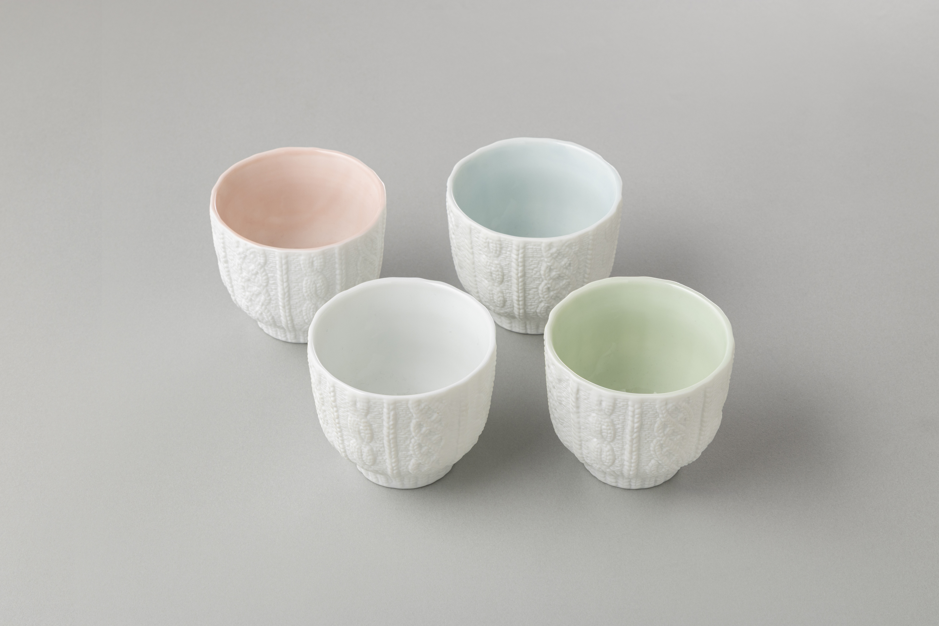 Knit wear Cup/手彫りのニット模様を施した陶器カップ